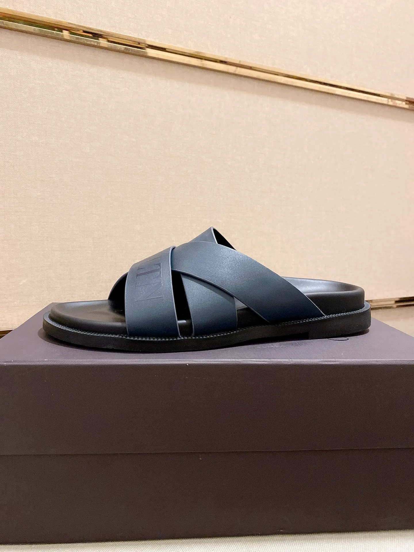 Men's shoes💰: 440💰[Valentino] New men's boutique slippers, counter quality, classic plaid, the actual workmanship is quite complex🔰The uppers are made of imported fabrics➕🐑Sheepskin lining, which tests the craftsman's craftsmanship➕original PU outsole. Size: 38-44 (45 can be customized, non-refundable)